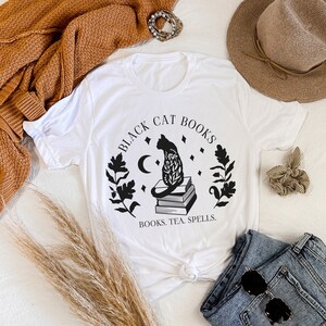 Libros de gatos negros: libros, hechizos de té SVG / Logotipo de librería, SVG de gato negro, diseño de librería, SVG de libros, amante de los gatos amantes de los libros, SVG de gato de octubre