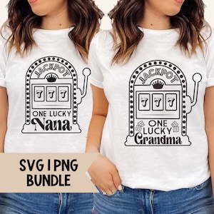Op de afbeelding: Twee witte T-shirts met een zwart-witte gokautomaat afbeelding. De tekst op de shirts luidt "JACKPOT" en "ONE LUCKY Nana" en "ONE LUCKY Grandma".