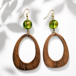 Pendientes de madera de nogal y cuentas de vidrio verde – pendientes colgantes de estilo boho chic, joyería natural para mujer, regalo ecológico