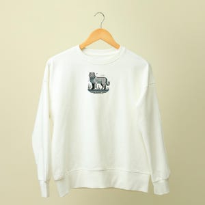 Minimalist Tiger Sweatshirt – Animal Print Crewneck, Jungle Cat Design, Trendy Boho Streetwear for Tiger Lovers & Perfect Gift!