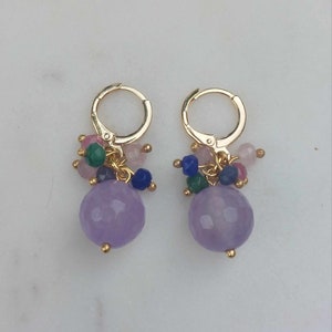 Cerchi di pietre preziose, orecchini pendenti, orecchini riciclati, cerchi placcati in oro, orecchini di pietre preziose, orecchini pendenti viola, regalo di Natale, riciclato