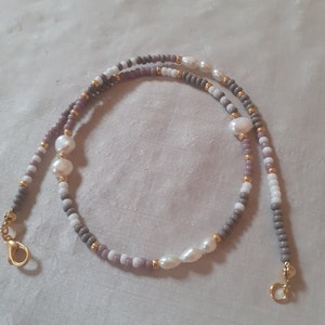 Zoetwaterparelrocailles: neutraal beige choker