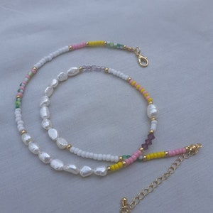 Collier de perles d'eau douce et de rocailles, collier de vraies perles et de perles colorées, collier de perles, tour de cou en perles, cadeau de Noël