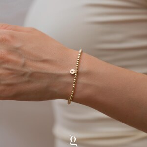 Pulsera de cuentas personalizada con inicial, letra pequeña bañada en oro, pulsera de cuentas con nombre, idea de regalo de amistad personalizada, resistente, elástica e impermeable.