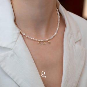 Colar de pérolas personalizado MOM • Joias com nome personalizado • Gargantilha de pérolas de água doce • Presente de dia das mães • Colar com inicial dourada para mãe, durável