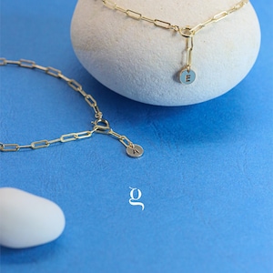 Pulsera con inicial de oro personalizada, delicada pulsera de cadena con clip, joyería con dijes de letras personalizados, pulseras de la amistad a juego, ideas para regalos