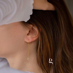 Aretes de rosca chapados en oro de 14k: delicados aretes colgantes de oro con inicial, aretes de cadena ligeros, aretes alargados con letra, ideas de regalo