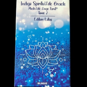 Peut inclure: Un jeu de cartes oracle bleu et blanc intitulé "Indigo Spirit'Aile Oracle Mich'Aile Ange Tarot Tome 2 Edition Lotus". La couverture présente un motif de fleur de lotus blanche et le mot "Bilingue" en bas.