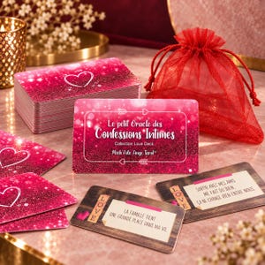 Op de afbeelding: Een kaartspel getiteld Le petit Oracle des Confessions Intimes met een roze glitterachtergrond en witte hartomtrekken. De set bevat een rood organza zakje en losse kaarten met Franse tekst op een achtergrond met houtnerfpatroon.