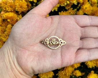 Vintage 9K Gold Claddagh Brooch – Irish Love Symbol Pin, Hallmarked, Petite Circle Design