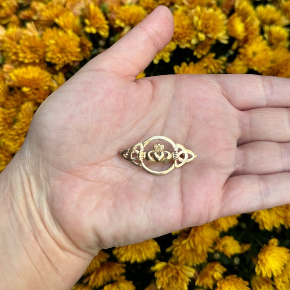 Vintage 9k Yellow Gold Brooch - Celtic Knot - Cla… - image 1