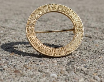 Antique Engraved Circle Brooch in 14K Yellow Gold (c. 1910–1925)