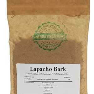 Puede incluir: Una bolsa de papel marrón con una etiqueta verde que dice "Premium Quality Herba Organica Hand Packed". La etiqueta también dice "Lapacho Bark (Handroanthus impetiginosus/Tabebuia cortex)". La bolsa está a la venta y tiene una fecha de caducidad del 01.07.2010.