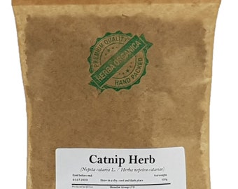 Puede incluir: Una bolsa de papel marrón con una etiqueta verde que dice "Catnip Herb (Nepeta cataria L / Herba nepeta calariae)". La etiqueta también incluye el texto "Premium Quality Herba Organica Hand Packed" y la fecha "01.07.2020".