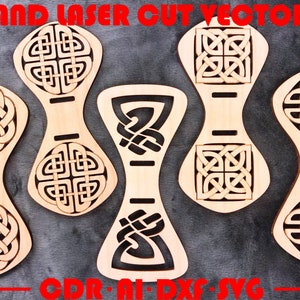 Może przedstawiać: Sześć drewnianych wzorów celtyckich węzłów, każdy z innym wzorem, jest wycięty z drewna. Wzory są wszystkie w kształcie prostokąta ze zaokrąglonymi rogami. Drewno jest jasnobrązowe. Wzory są wszystkie na szarym tle. Tekst "CNC AND LASER CUT VECTOR PLANS" znajduje się w górnej części obrazu. Tekst "CDR - AI - DXF - SVG" znajduje się w dolnej części obrazu.