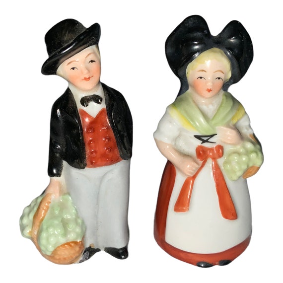 Antique Vintage Man Woman Farmers Peasants Colonial Couple Salt Pepper Shaker Shakers