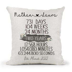 Coussin personnalisé 2e anniversaire en toile crème, coussin décoratif, décoration d'intérieur, mariage, 2 ans, maman, papa, amis, jours mois, heures, minutes image 1