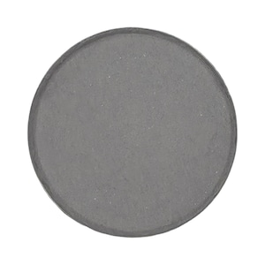 Puede incluir: Un objeto redondo gris con un color sólido y una superficie ligeramente texturizada. El objeto es un círculo plano de color gris oscuro y de diseño sencillo. Es probable que sea una pieza decorativa o un componente de un producto más grande.