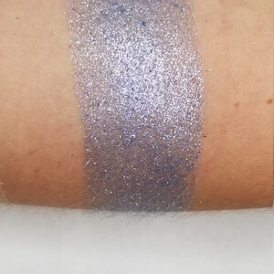Scylla - Vegansk Pressad Highlighter Ögonskugga Blå Glitter bild 3