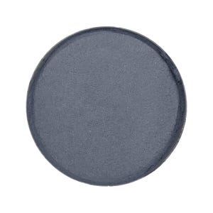 Puede incluir: Un plato redondo de cerámica gris oscuro con un borde ligeramente elevado. El plato tiene un acabado mate y un diseño simple y minimalista. Adecuado para servir aperitivos o platos pequeños.