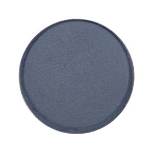 Könnte beinhalten: Ein runder, matter Lidschatten-Tiegel in einem gedämpften, staubigen Blau. Der Lidschatten hat eine leicht strukturierte Oberfläche und einen dunkelgrauen Rand. Der Tiegel ist vor einem schlichten weißen Hintergrund platziert, um seine Form und Farbe hervorzuheben.