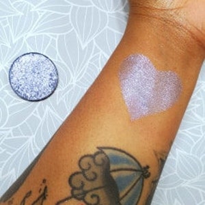 Scylla - Vegansk Pressad Highlighter Ögonskugga Blå Glitter bild 8