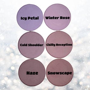 Puede incluir: Seis sombras de ojos redondas en tonos de morado y rosa. Los tonos se llaman "Icy Petal", "Winter Rose", "Cold Shoulder", "Chilly Reception", "Haze" y "Snowscape".