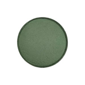 Op de afbeelding: Een rond, groen oogschaduwdoosje.