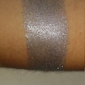 Scylla - Vegansk Pressad Highlighter Ögonskugga Blå Glitter bild 4