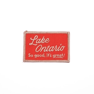 Puede incluir: Parche bordado rojo con texto blanco que dice "Lake Ontario" y "So good, it's great!"