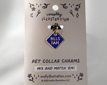 以下が含まれることがあります： 白いカードに「molly ILLUSTRATION」と「PET COLLAR CHARMS MIX AND MATCH 'EM!」の文字が書かれた、青と金のペット用カラーチャーム。チャームには「Bills Fan」の文字が書かれています。