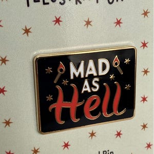 Pin de esmalte duro "Loco como el infierno"