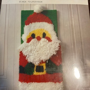 Puede incluir: Un kit de gancho de enganche con un diseño de Papá Noel. El kit incluye hilo e instrucciones para crear una decoración de pared de 30,5 cm por 76,2 cm.