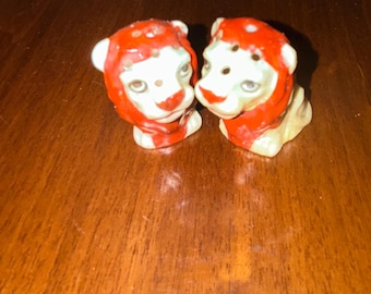 Salero y pimentero de porcelana alemana vintage con forma de león – Leones sentados de mediados de siglo con melena roja – Pintados a mano – Alemania – Juego de salero y pimentero figurativo raro