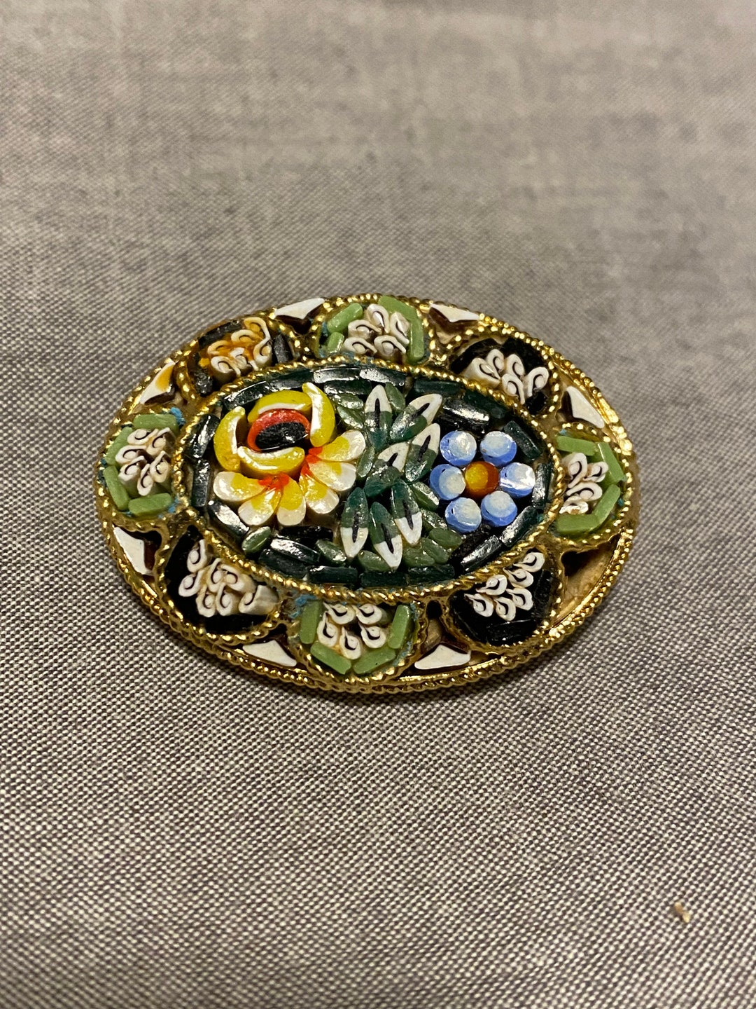 Broche Vintage En Micro Mosaïque Polychrome Avec Motifs Fleurs - Bijou Ancien Et Unique