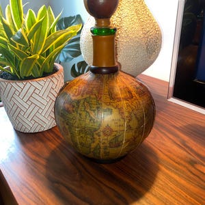 Vintage italienische Leder eingewickelte Karaffe, Antike alte Weltkarte Globe Weinflasche mit Stopfen, antike Barware 11 ”groß