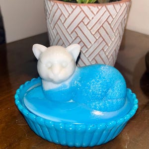 Westmoreland Cat on Nest - Etsy