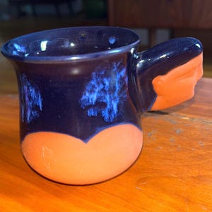 Handgemachte figurale Studio Keramik Tasse - Kobaltblaue Glasur & unglasierte Terrakotta - modelliertes Gesicht Griff Charakter Tasse - Signiert