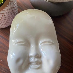Caja de baratijas vintage de cerámica japonesa con cara de máscara Noh de Sigma