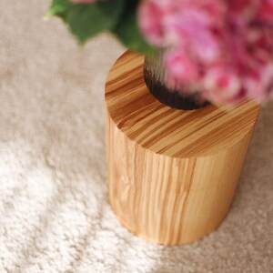 Pedestal de madera - Soporte para plantas o columna de exhibición / Decoración del hogar hecha a mano / Grabado personalizado disponible / Estante para artículos imagen 8