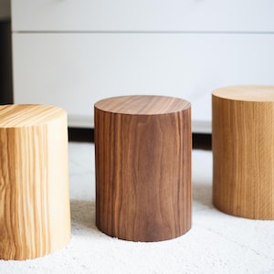 Pedestal de madera - Soporte para plantas o columna de exhibición / Decoración del hogar hecha a mano / Grabado personalizado disponible / Estante para artículos imagen 2