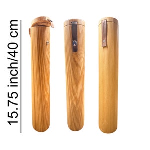 Puede incluir: Tres tubos de madera con correas de cuero y detalles metálicos. Los tubos miden 40 cm de alto y 10 cm de diámetro.