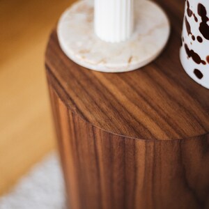 Pedestal de madera - Soporte para plantas o columna de exhibición / Decoración del hogar hecha a mano / Grabado personalizado disponible / Estante para artículos imagen 3