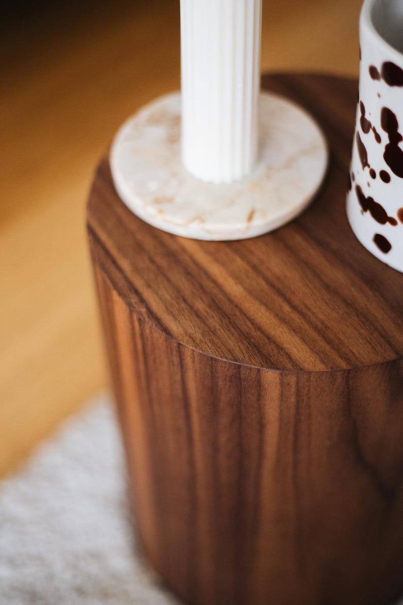 Pedestal de madera - Soporte para plantas o columna de exhibición / Decoración del hogar hecha a mano / Grabado personalizado disponible / Estante para artículos imagen 3