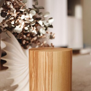 Pedestal de madera - Soporte para plantas o columna de exhibición / Decoración del hogar hecha a mano / Grabado personalizado disponible / Estante para artículos imagen 4