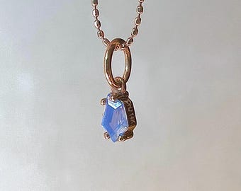 Ciondolo opalescente in zaffiro lavanda naturale, oro 14 carati, geometrico, a forma libera, personalizzato, raro