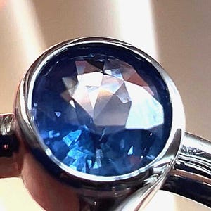 Cornflower Blue Sapphire Ring Solid 925 Silver, Bespoke Bezel Set Size 6.5 immagine 2