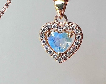 Ciondolo a forma di cuore con zaffiro naturale e alone di diamanti naturali per collana in oro giallo 14 carati non trattato, pietra portafortuna di settembre, azzurro cielo opalescente