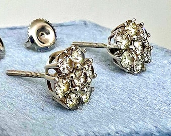 Orecchini con alone di diamanti da 1,20 carati, borchie in oro bianco 14k, chiusura a vite di sicurezza