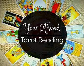 Puede incluir: Un despliegue de lectura de tarot con las palabras "Year Ahead Tarot Reading" en el centro. Las cartas están dispuestas en un círculo alrededor del texto. Las cartas son coloridas y presentan varias imágenes, incluyendo una mujer sosteniendo una copa, un hombre con una espada y un grupo de personas.